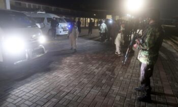 Rescatan a 155 pasajeros en tren secuestrado en Pakistán; hay amago de matar rehenes