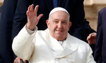 El papa Francisco será dado de alta el domingo tras cinco semanas hospitalizado por neumonía