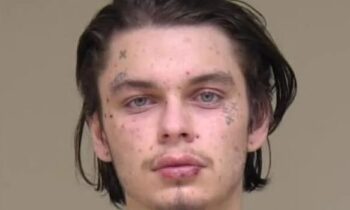 Los alguaciles del condado de Benton buscan a un joven de 19 años que atacó a un conductor y huyó