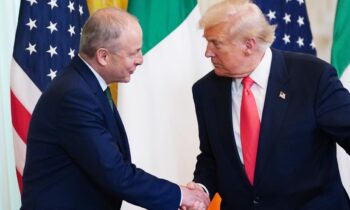 Trump afirma que impondrá más aranceles de represalia a la Unión Europea
