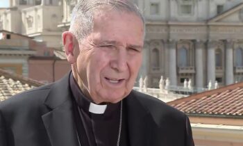 El cardenal Roger Mahony presenciará el cierre del féretro del Papa Francisco 