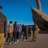 Juez bloquea temporalmente deportaciones de inmigrantes a países que no guardan relación previa con el deportado