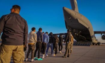 Juez bloquea temporalmente deportaciones de inmigrantes a países que no guardan relación previa con el deportado