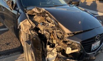 Una mujer choca su auto contra postes en Kennewick; la policía sospecha que conducía bajo los efectos del alcohol