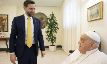 Francisco saluda desde el balcón, pasea en papamóvil y se reúne con JD Vance