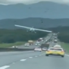 Dramático video: avioneta aterriza en medio de autos en una carretera