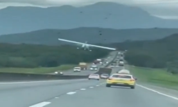 Dramático video: avioneta aterriza en medio de autos en una carretera