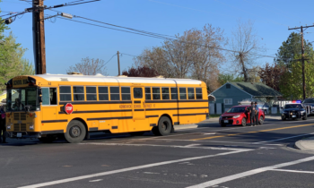 Sujeto intento subirse a un autobús escolar en Kennewick, genera preocupación por la seguridad estudiantil