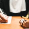 Juez federal ordena a EE.UU. restituir visas a dos estudiantes internacionales en Oregón