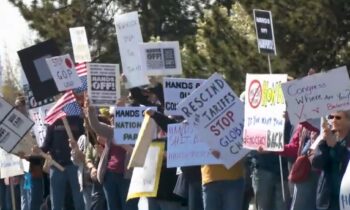 La protesta en Kennewick atrae a miles de personas contra la administración Trump