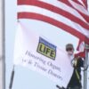 El Hospital Regional Kadlec iza la bandera para concientizar sobre la donación de órganos en Richland