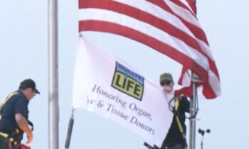 El Hospital Regional Kadlec iza la bandera para concientizar sobre la donación de órganos en Richland