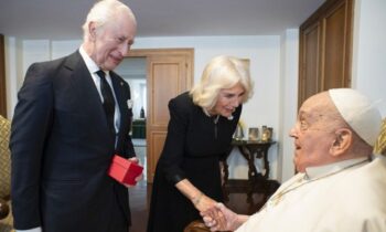 Los reyes Charles y Camilla visitan en privado al Papa en su aniversario de boda