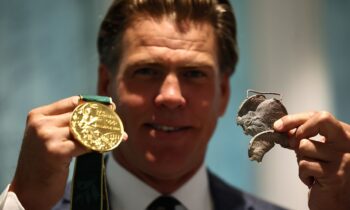 Comité olímpico reemplaza las 10 medallas que el nadador Gary Hall Jr. perdió en el incendio Palisades
