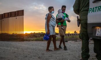 La Corte Suprema permite a Trump revocar el estatus legal de 500,000 inmigrantes