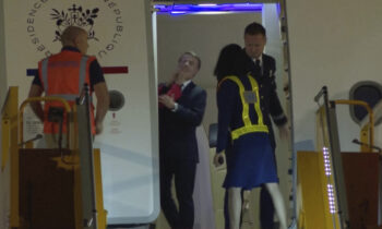 Emmanuel Macron presuntamente recibe bofetada de su esposa; él dice que “estaban jugando”