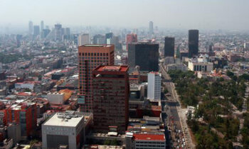 Se desploma escenario y deja dos hospitalizados en Ciudad de México poco antes de un concierto