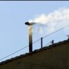 Fumata blanca en la chimenea del Vaticano: el cónclave ha elegido al nuevo papa