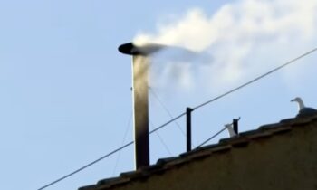 Fumata blanca en la chimenea del Vaticano: el cónclave ha elegido al nuevo papa