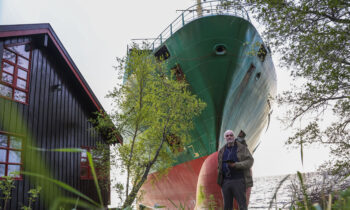 Insólito: se despierta y encuentra un gigantesco barco de carga en su patio