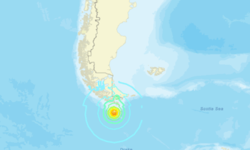Sismo de 7,4 sacude costas del sur de Chile y Argentina. Evacuan sur de Chile por riesgo de tsunami