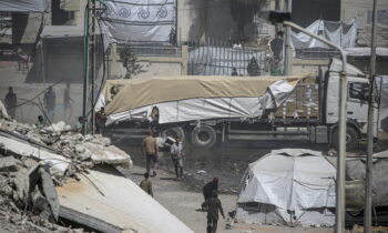 Ataques israelíes matan a 52 personas en Gaza, incluidos 36 en una escuela convertida en refugio