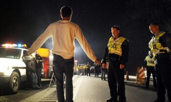 Conducir bajo la influencia de drogas o alcohol: el error que puede costarle la residencia en Estados Unidos