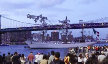 (Video) Resumen del impacto del buque de la Armada de México contra el puente de Brooklyn este domingo 18 de mayo