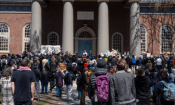 La administración Trump prohíbe a Harvard inscribir a estudiantes extranjeros