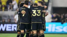 Los Angeles FC celebra después de que su centrocampista Igor Jesus marcara un gol durante el partido de fútbol de repesca de la Copa Mundial de Clubes de la FIFA entre el Los Angeles FC y el Club América en el BMO Stadium de Los Ángeles, California, EE.UU. EFE/EPA/ALLISON DINNER
