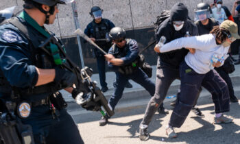 (Fotos) Decenas de arrestos en Los Ángeles por protestas contra redadas migratorias: Newsom demandará al Gobierno de Trump