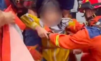 Sola en alcantarilla por 7 horas: rescatan a niña de 8 años tras inundaciones en China