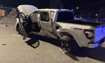 La policía de Kennewick busca a un sospechoso de apuñalamiento y accidente