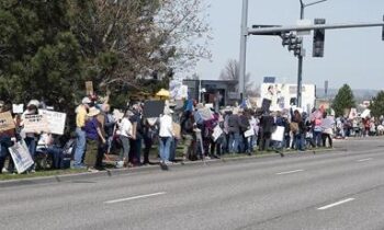 La protesta de No Kings en Kennewick fue pacífica