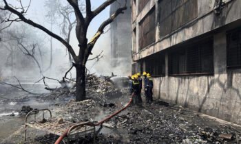 Avión con 242 pasajeros se estrella tras despegar en India