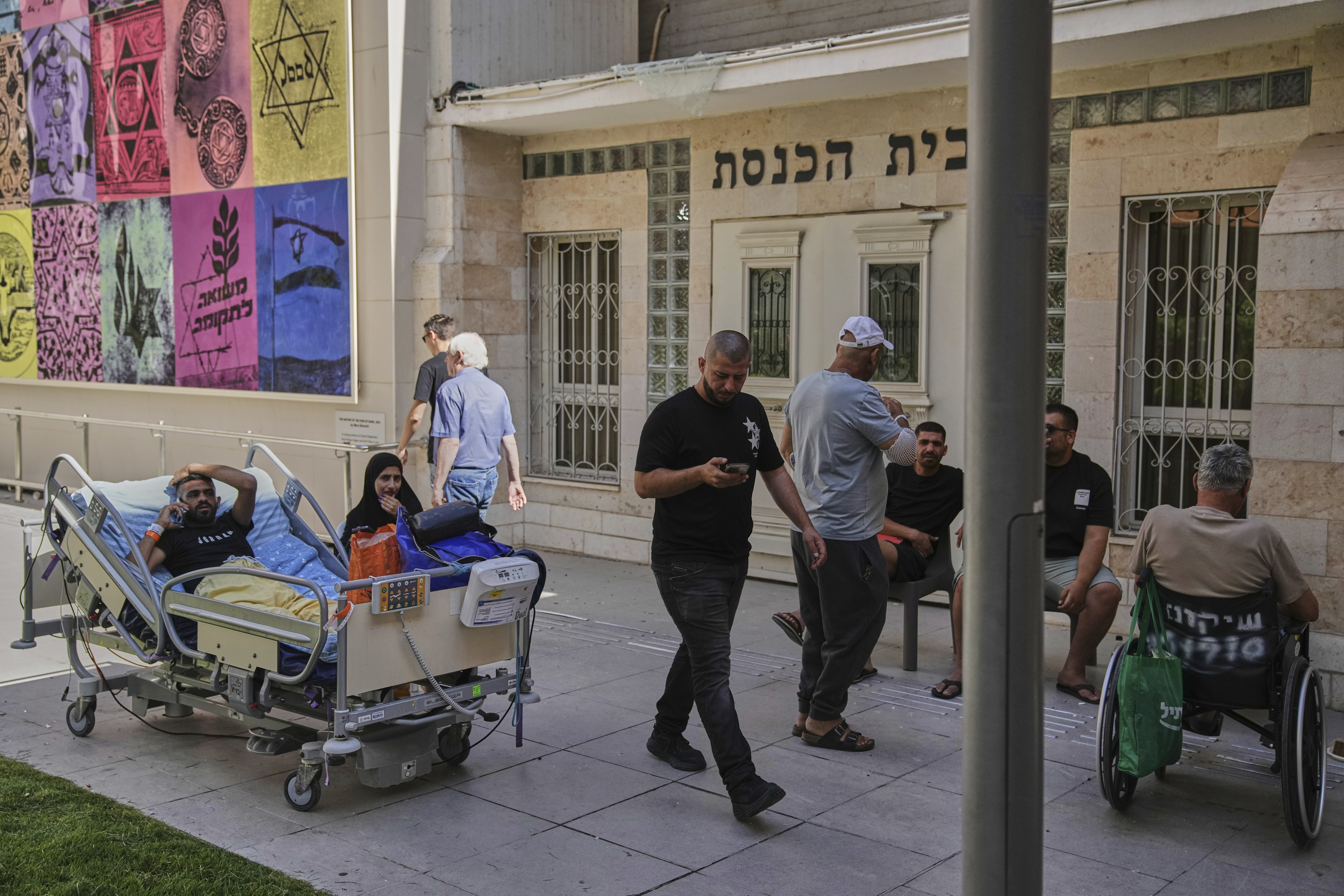 Israel amenaza a líder de Irán tras bombardear con misiles a principal hospital y dejar heridos