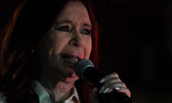 Expresidenta argentina alerta a su militancia que podría ir presa