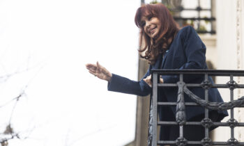 Con brazalete electrónico, expresidenta argentina ya cumple prisión domiciliaria