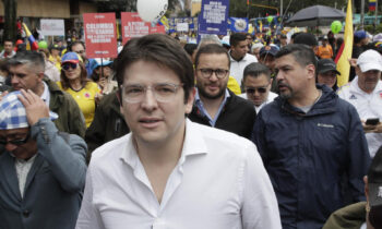 Hieren a balazos a candidato presidencial en Colombia