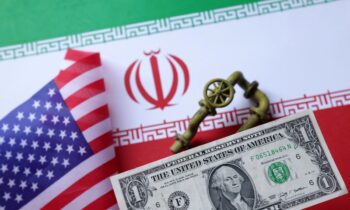 Las acciones estadounidenses suben y los precios del petróleo se mueven con turbulencias mientras Wall Street permanece en calma tras los ataques estadounidenses a Irán