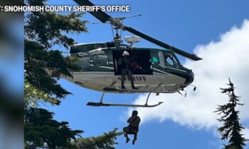 Los agentes creen que Travis Decker podría estar en el área de Ingalls Creek; la alerta se extiende hasta el martes