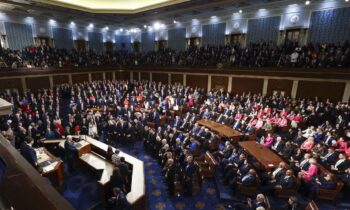 El Senado de EEUU prolonga hasta este lunes la votación del polémico presupuesto de Trump