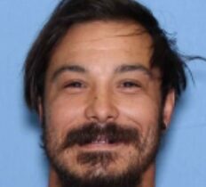 Se ofrece una recompensa de $20,000 por información sobre el sospechoso de Wenatchee, Travis Decker
