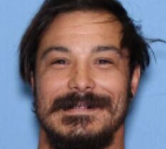 ¿Quién es Travis Decker? Esto es lo que sabemos del padre de Wenatchee buscado por asesinato de sus tres hijas menores de edad