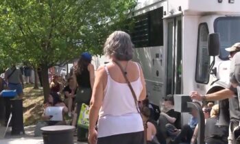 (Video) Residentes de Spokane protestan contra las deportaciones de ICE en las instalaciones de Seguridad Nacional