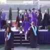 (Video) “¡Esto es Estados Unidos, deberían haber empezado con el inglés!”: Estudiante de Pasco High interrumpe su graduación con un comentario sobre la elección del idioma