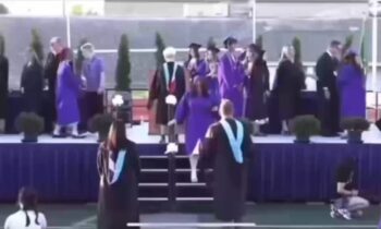 (Video) “¡Esto es Estados Unidos, deberían haber empezado con el inglés!”: Estudiante de Pasco High interrumpe su graduación con un comentario sobre la elección del idioma