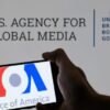 Trump redobla sus ataques a los medios públicos y despide a 600 trabajadores de Voice of America