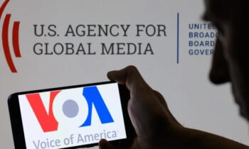Trump redobla sus ataques a los medios públicos y despide a 600 trabajadores de Voice of America