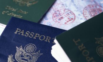 ¿Cuales son los pasaportes más poderosos de 2025? El de EEUU pierde fuerza, según CNBC